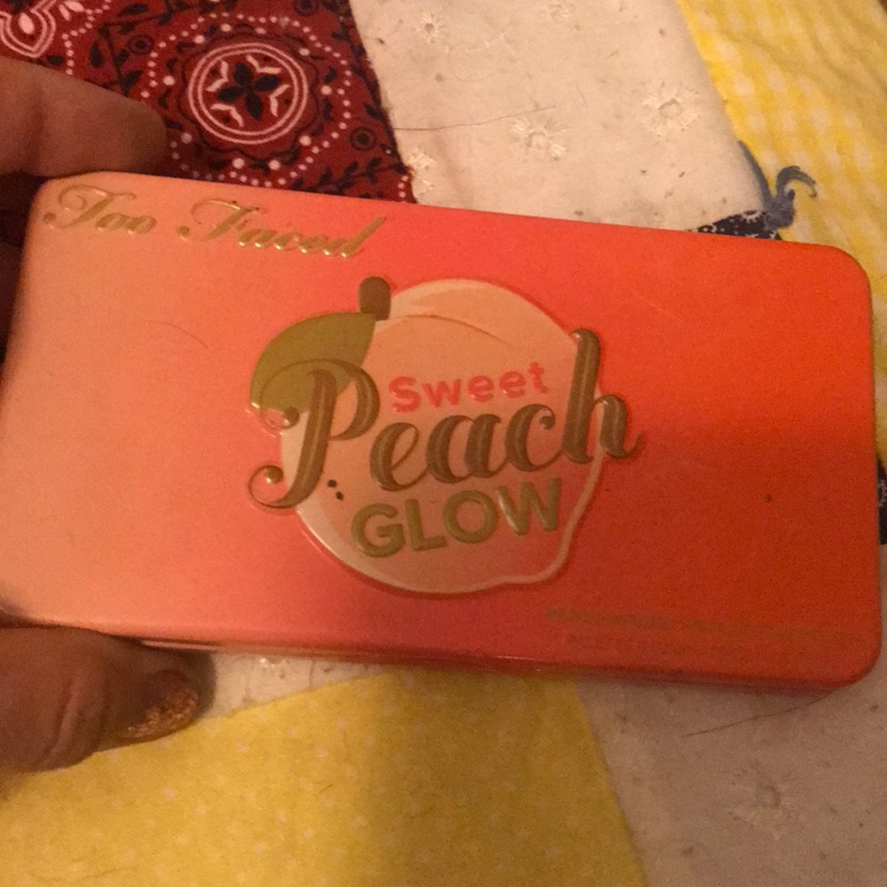 Too faced sweet peach glow